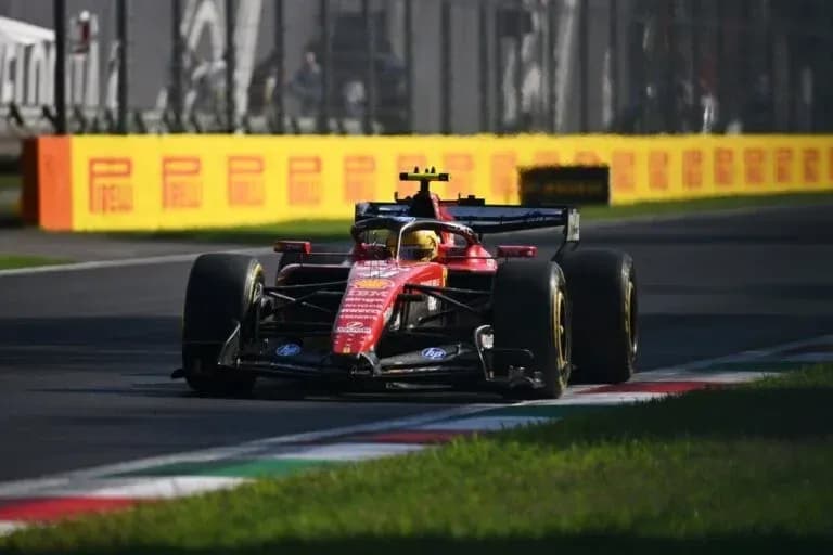 Voiture de F1 Ferrari sur circuit lors de course Voiture de F1 Ferrari sur circuit lors de course