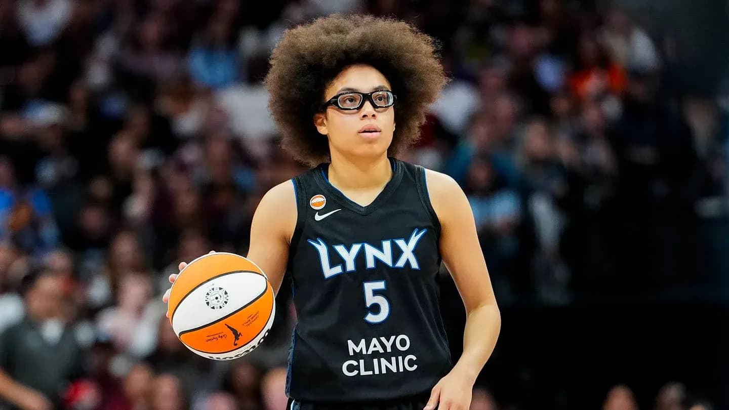 Joueuse des Lynx tenant un ballon de basket Joueuse des Lynx tenant un ballon de basket