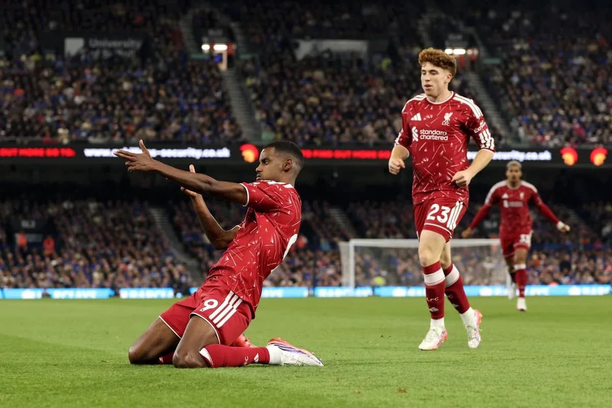 Joueur de Liverpool célébrant un but sur le terrain Joueur de Liverpool célébrant un but sur le terrain
