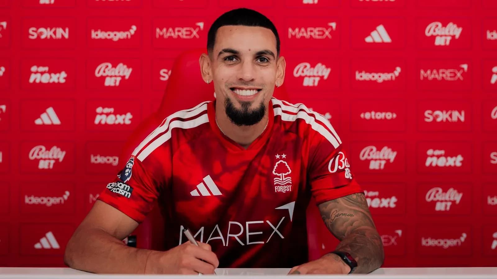 Joueur de Nottingham Forest signant un contrat Joueur de Nottingham Forest signant un contrat