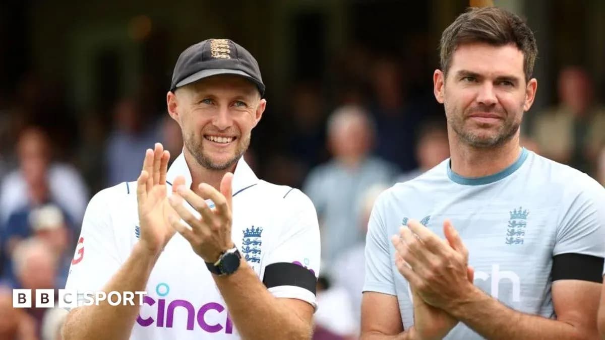 Deux joueurs de cricket applaudissant sur le terrain Deux joueurs de cricket applaudissant sur le terrain