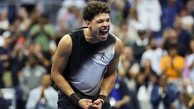 Joueur célébrant sa victoire sur le court Joueur célébrant sa victoire sur le court