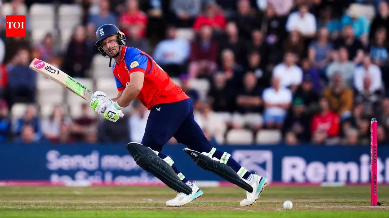 Joueur de cricket frappant la balle lors d'un match Joueur de cricket frappant la balle lors d'un match