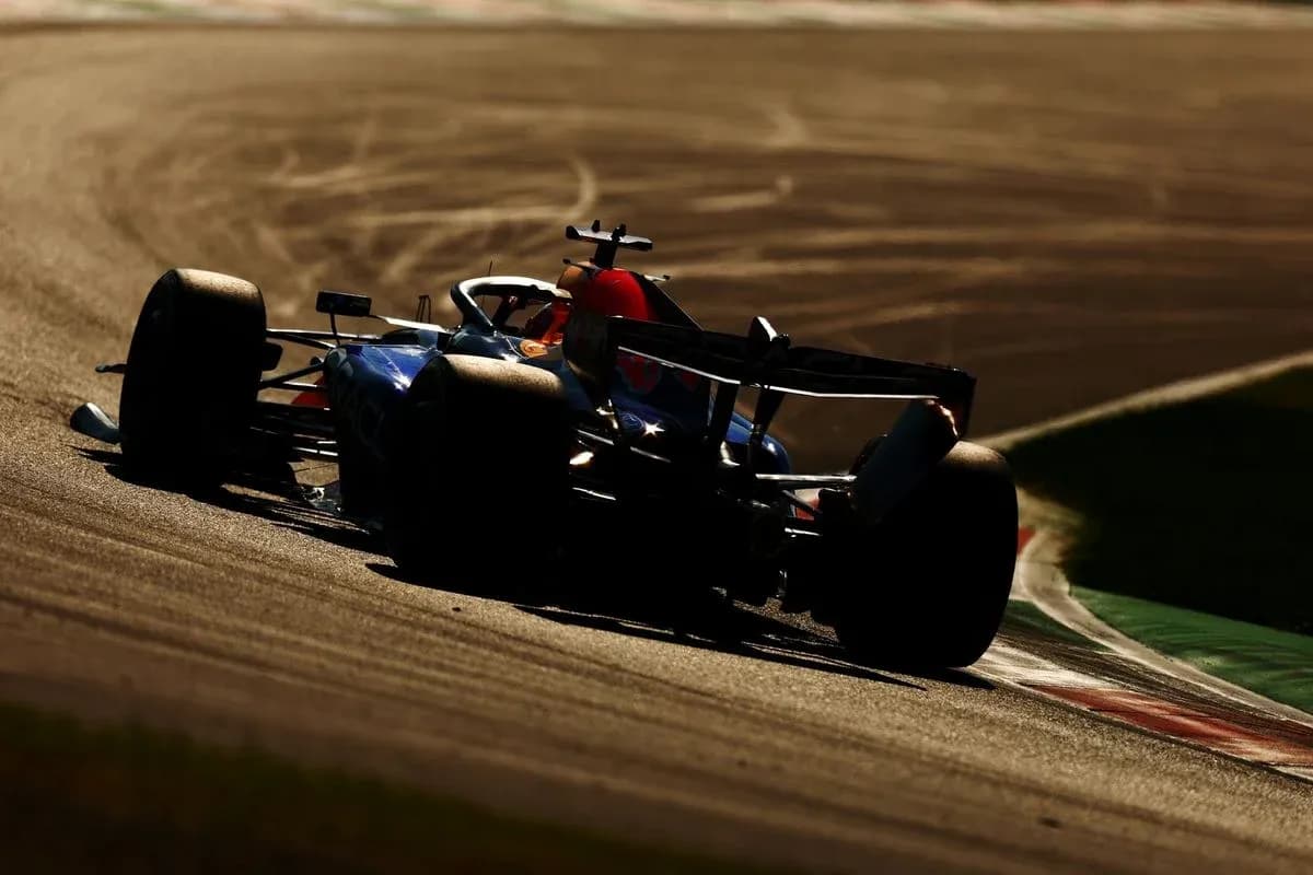 Voiture de F1 prenant un virage sur la piste Voiture de F1 prenant un virage sur la piste
