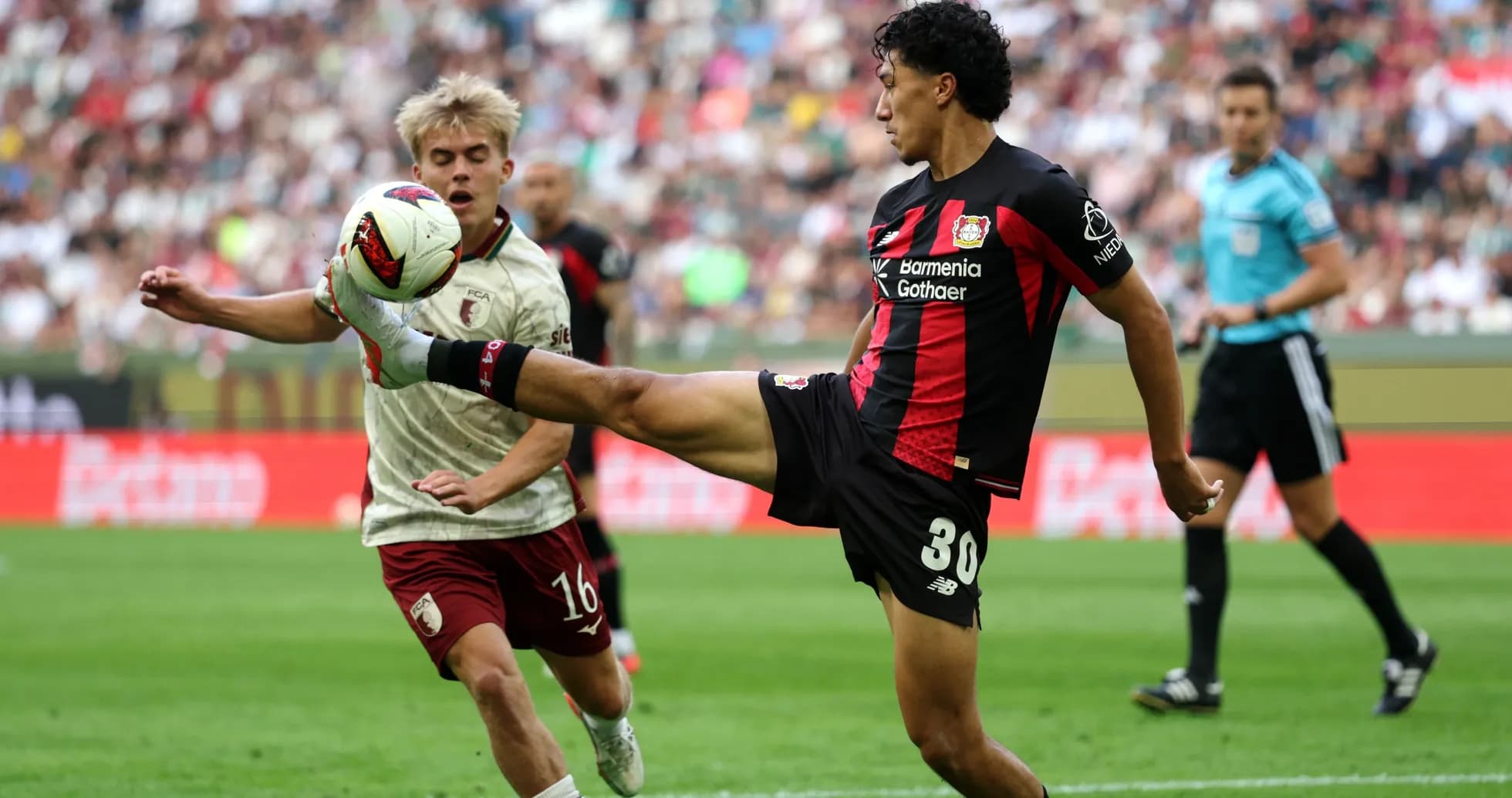 Joueur de Bayer 04 Leverkusen en train de frapper le ballon Joueur de Bayer 04 Leverkusen en train de frapper le ballon