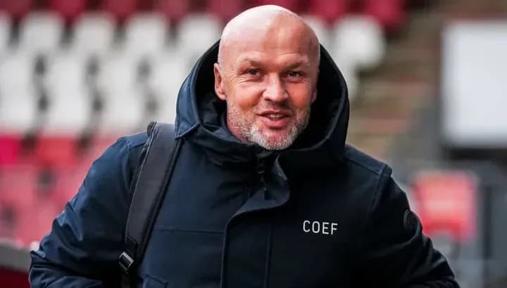 Homme souriant entrant dans un stade de football Homme souriant entrant dans un stade de football