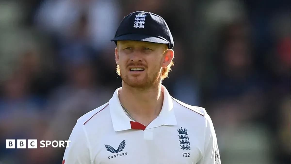 Joueur de cricket anglais en uniforme sur le terrain Joueur de cricket anglais en uniforme sur le terrain