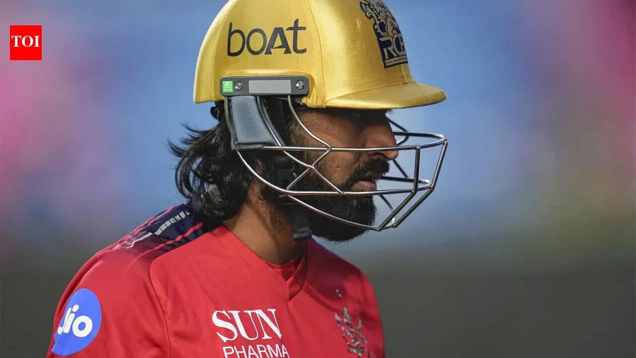 Joueur de cricket avec un casque doré et uniforme Joueur de cricket avec un casque doré et uniforme