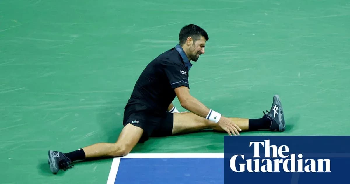 Joueur de tennis s'étirant sur le court Joueur de tennis s'étirant sur le court
