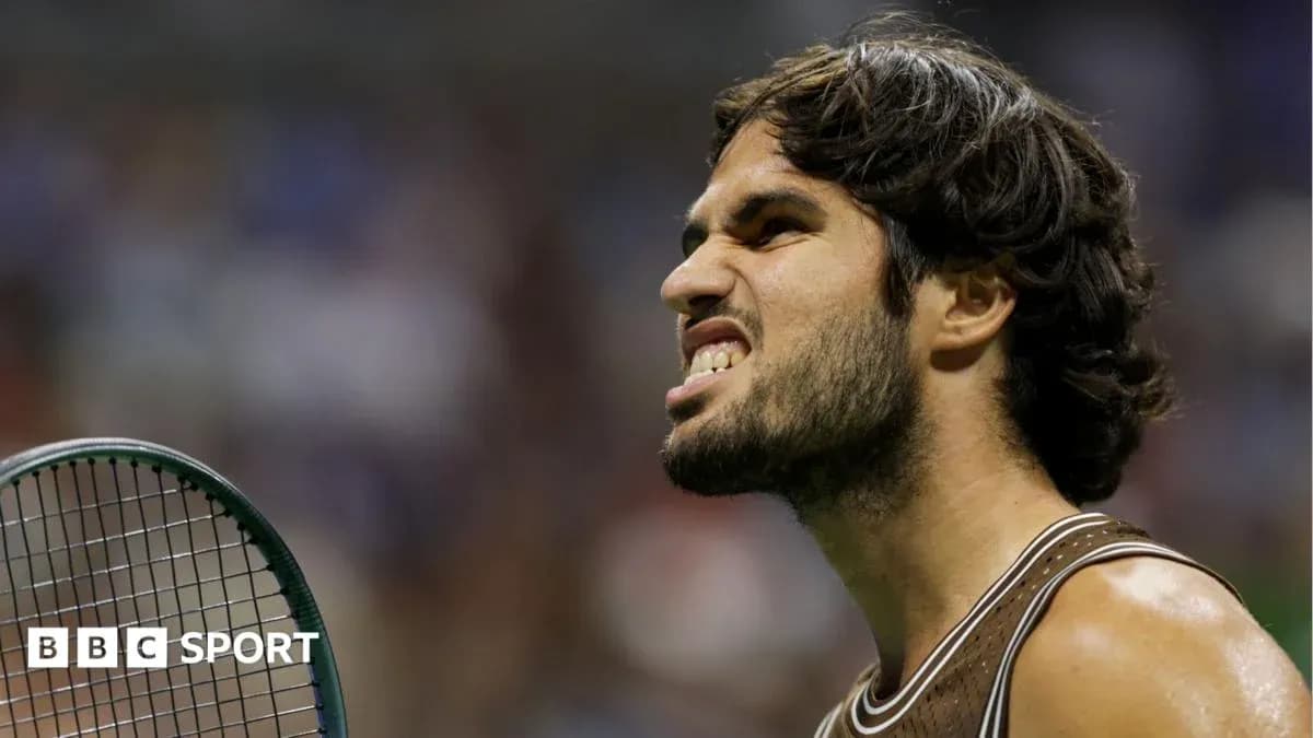 Joueur de tennis avec raquette exprimant une forte émotion Joueur de tennis avec raquette exprimant une forte émotion