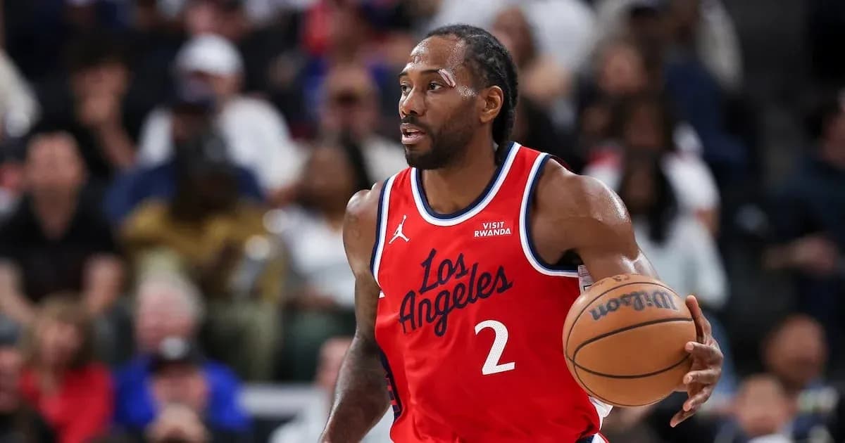 Joueur de basket-ball dribblant avec un ballon Joueur de basket-ball dribblant avec un ballon
