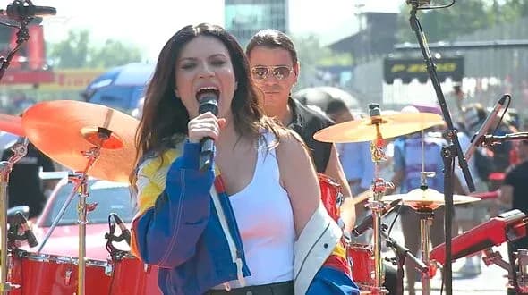 Artiste chantant sur scène avec musiciens Artiste chantant sur scène avec musiciens