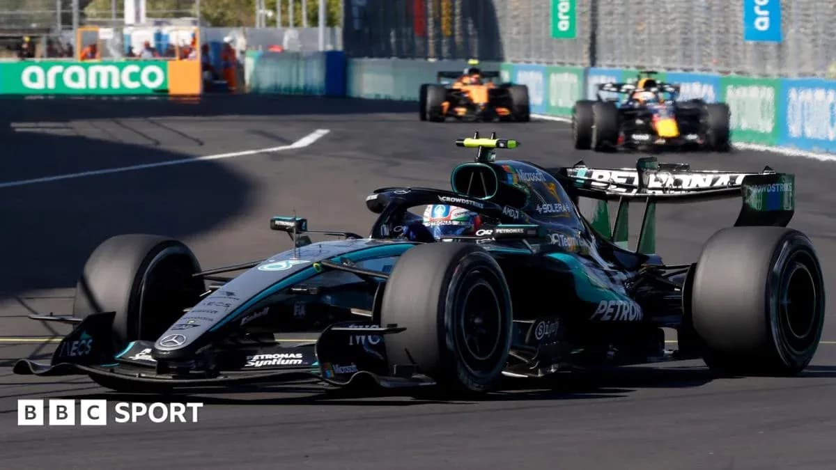 Voiture de Formule 1 Mercedes en course sur circuit Voiture de Formule 1 Mercedes en course sur circuit