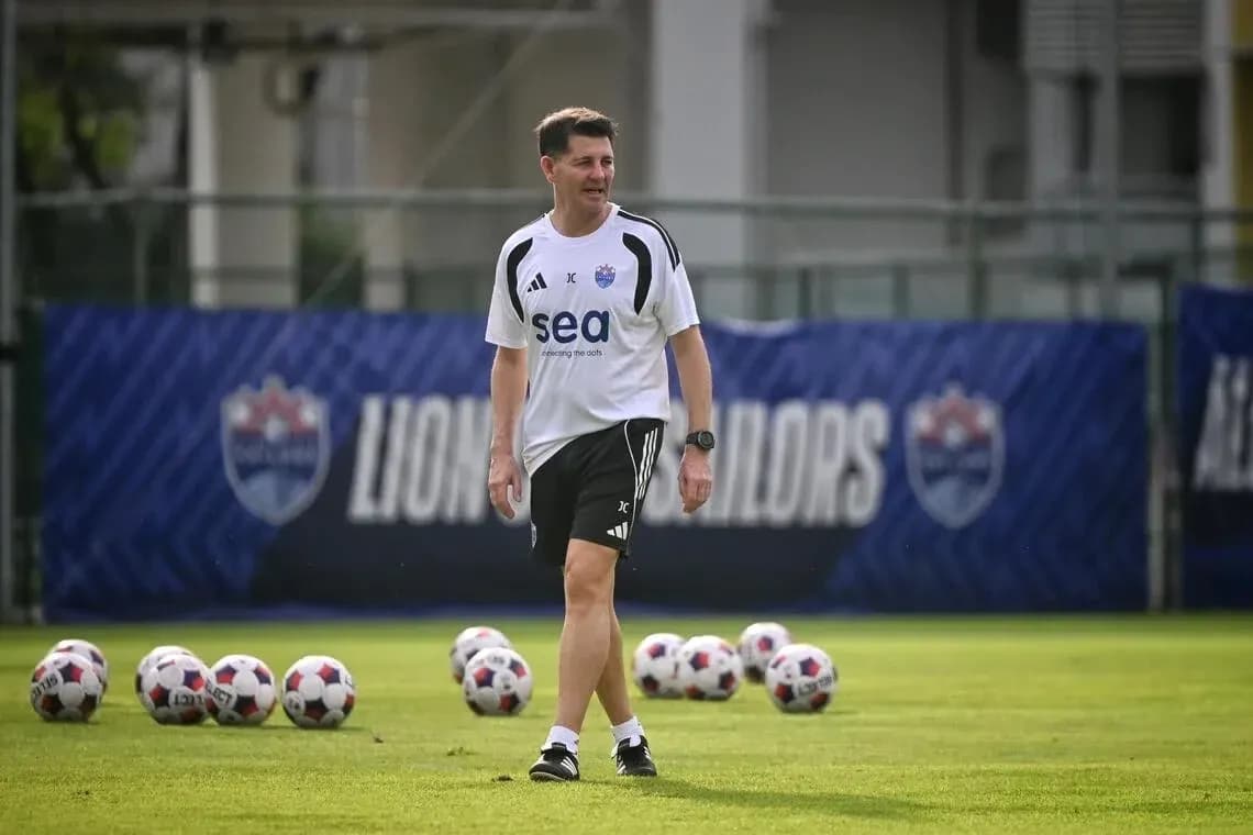 Entraîneur sur le terrain avec des ballons de football Entraîneur sur le terrain avec des ballons de football