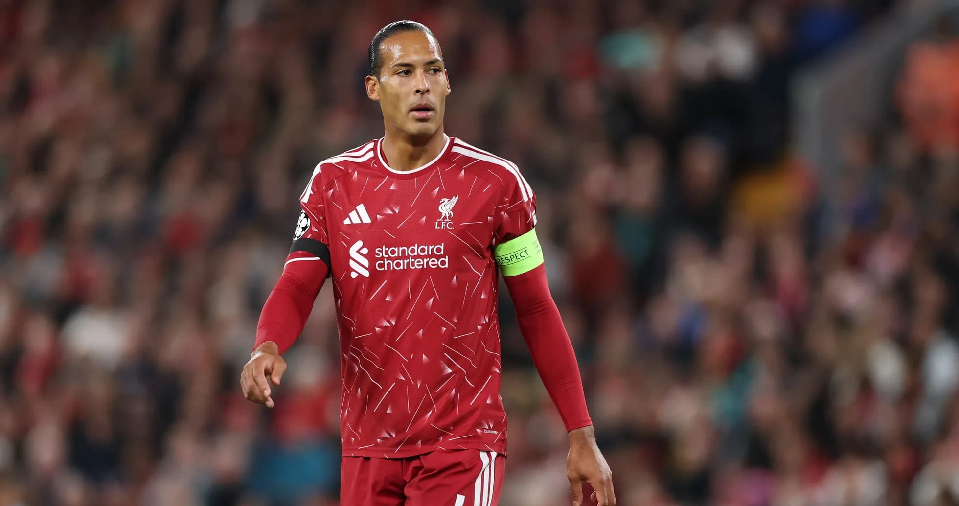 Joueur de Liverpool en tenue rouge sur le terrain Joueur de Liverpool en tenue rouge sur le terrain
