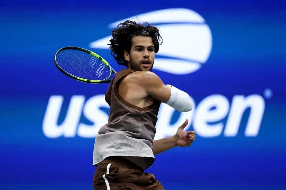 Joueur de tennis frappant une balle au US Open Joueur de tennis frappant une balle au US Open