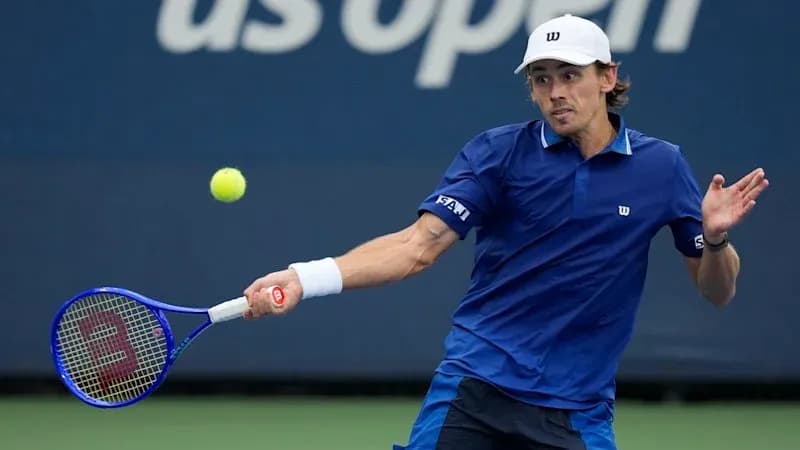 Joueur de tennis frappant une balle au US Open Joueur de tennis frappant une balle au US Open