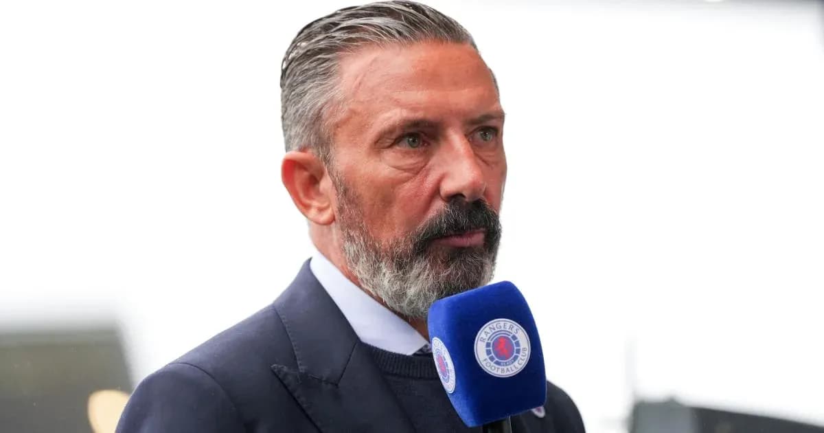Homme parlant avec microphone lors d'une interview Homme parlant avec microphone lors d'une interview
