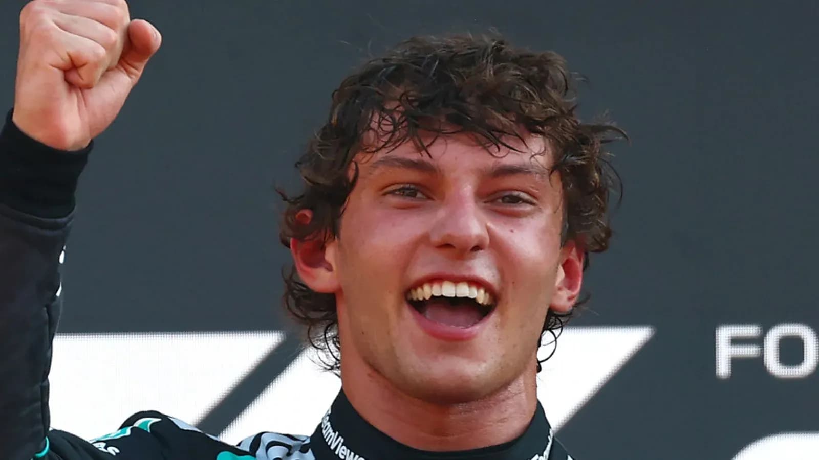 Pilote célébrant une victoire avec le poing levé Pilote célébrant une victoire avec le poing levé