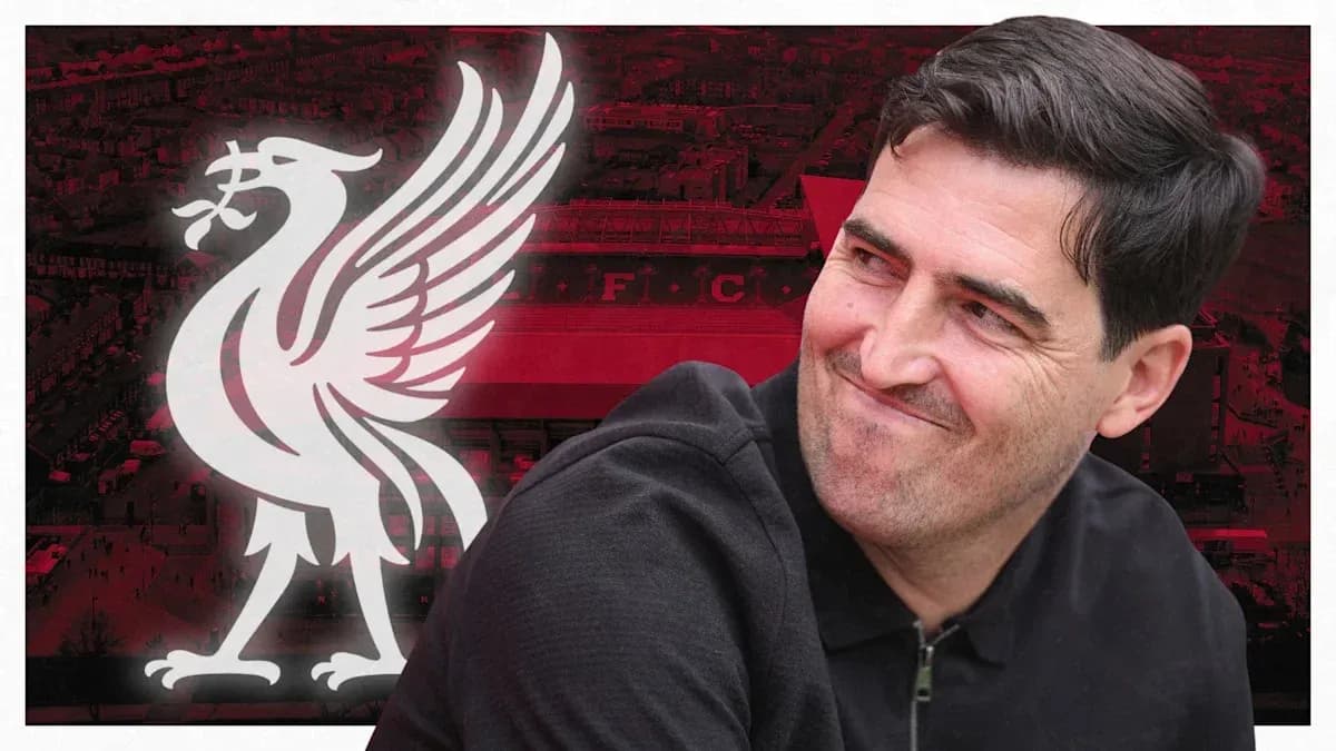 Homme souriant avec le logo de Liverpool en arrière-plan Homme souriant avec le logo de Liverpool en arrière-plan
