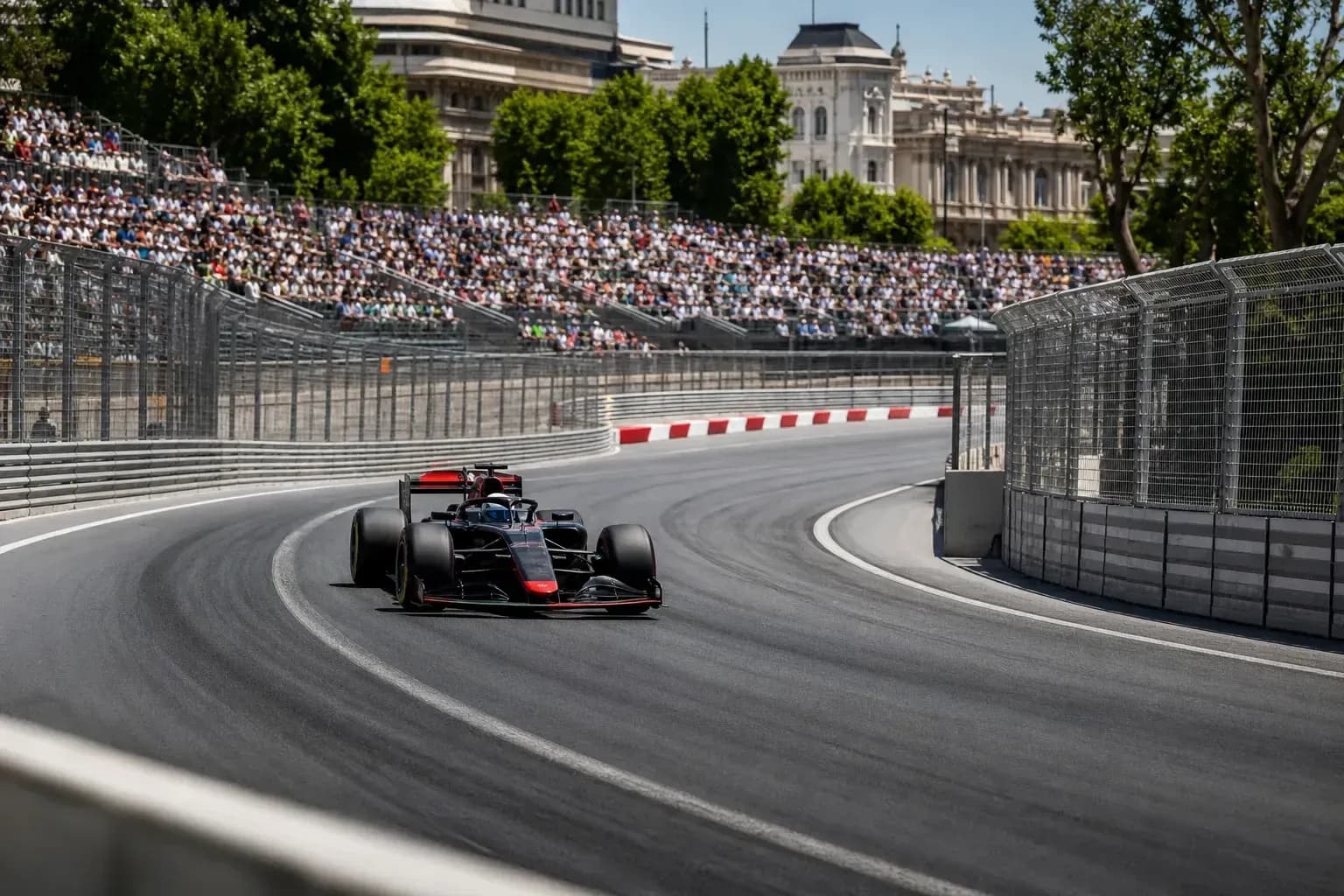 Voiture de F1 prenant un virage sur circuit urbain Voiture de F1 prenant un virage sur circuit urbain