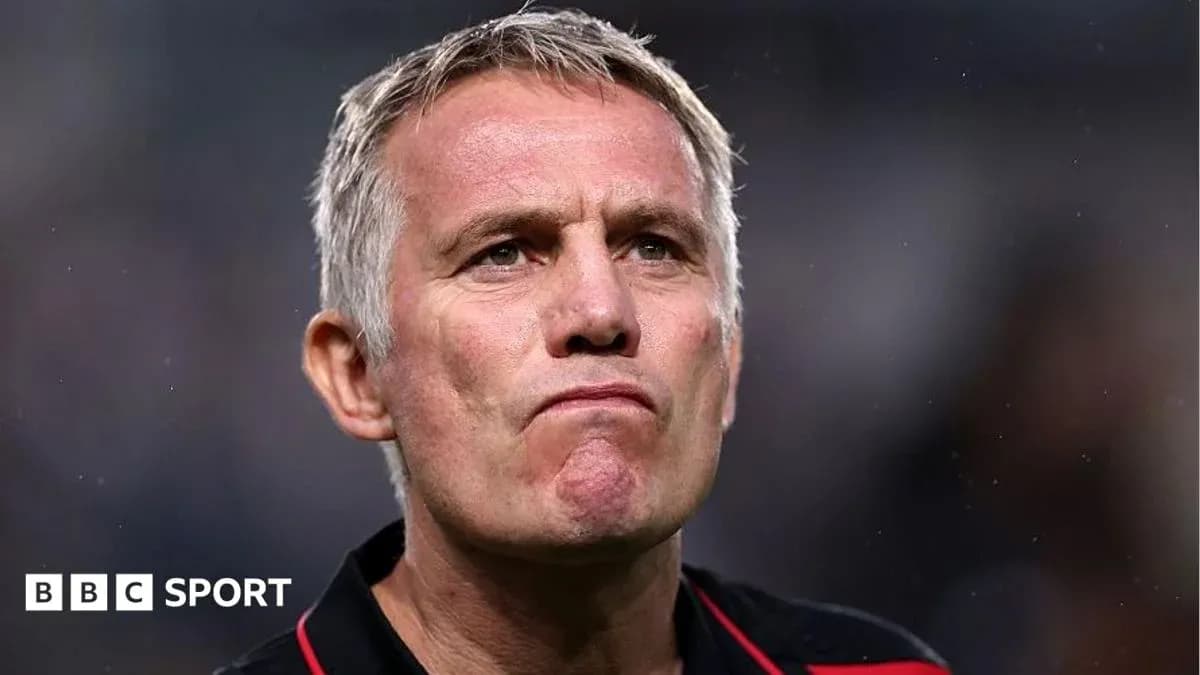 Entraîneur regardant le match avec concentration Entraîneur regardant le match avec concentration