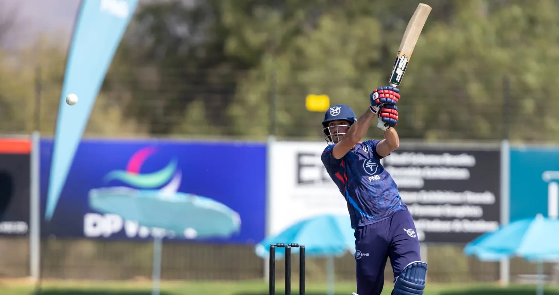 Batteur frappant la balle lors d'un match de cricket Batteur frappant la balle lors d'un match de cricket