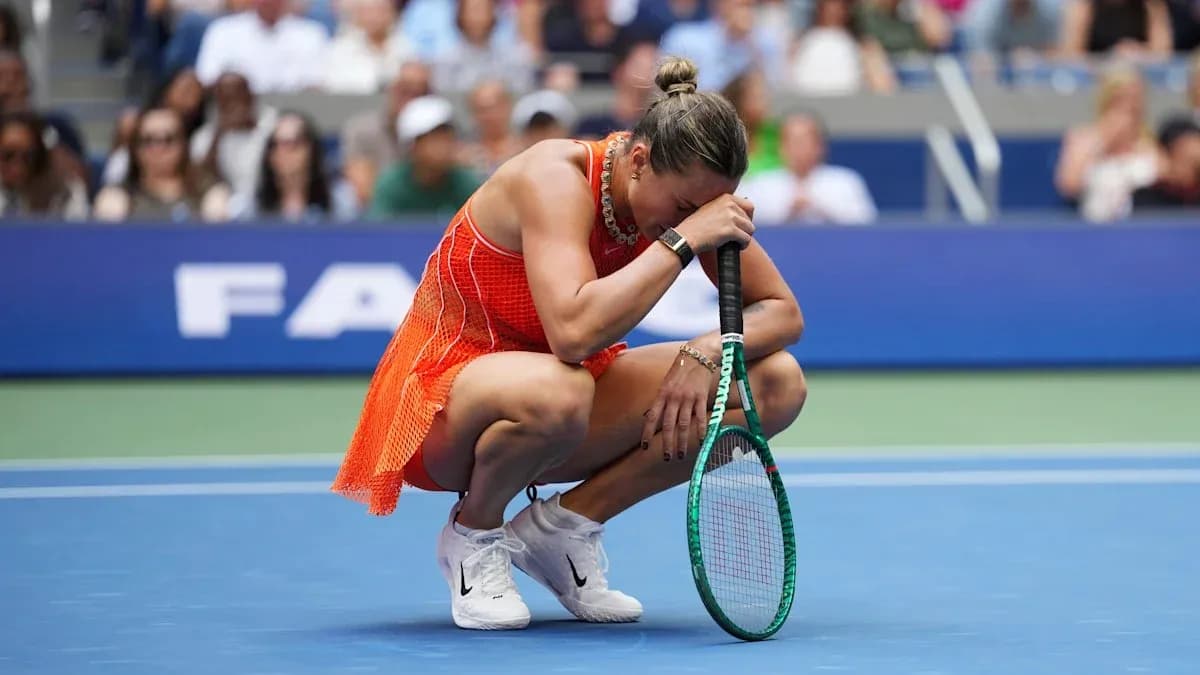 Joueuse de tennis accroupie sur le court Joueuse de tennis accroupie sur le court