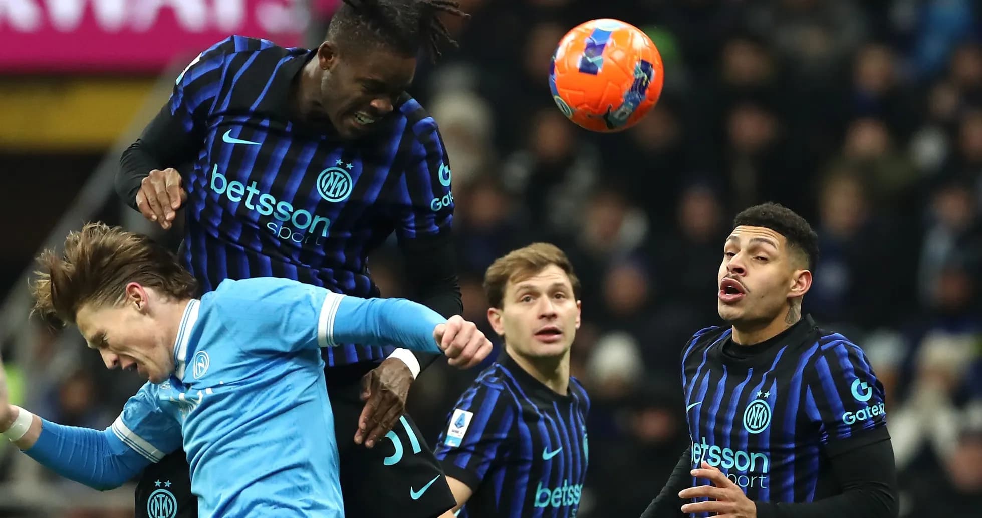 Joueur de l'Inter en duel aérien avec un adversaire Joueur de l'Inter en duel aérien avec un adversaire
