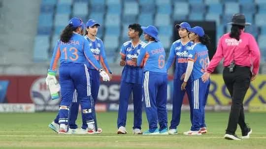 Équipe féminine de cricket indienne en discussion sur le terrain Équipe féminine de cricket indienne en discussion sur le terrain