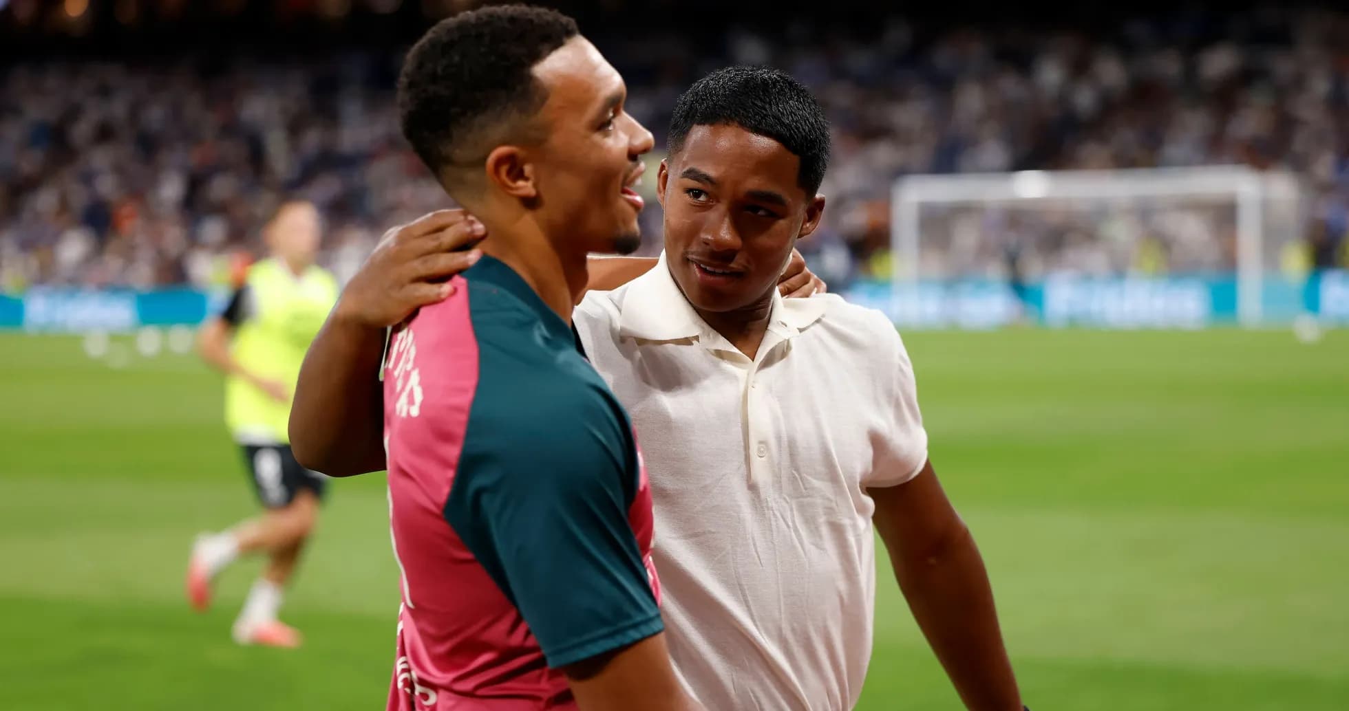 Deux joueurs se saluant sur le terrain de football Deux joueurs se saluant sur le terrain de football