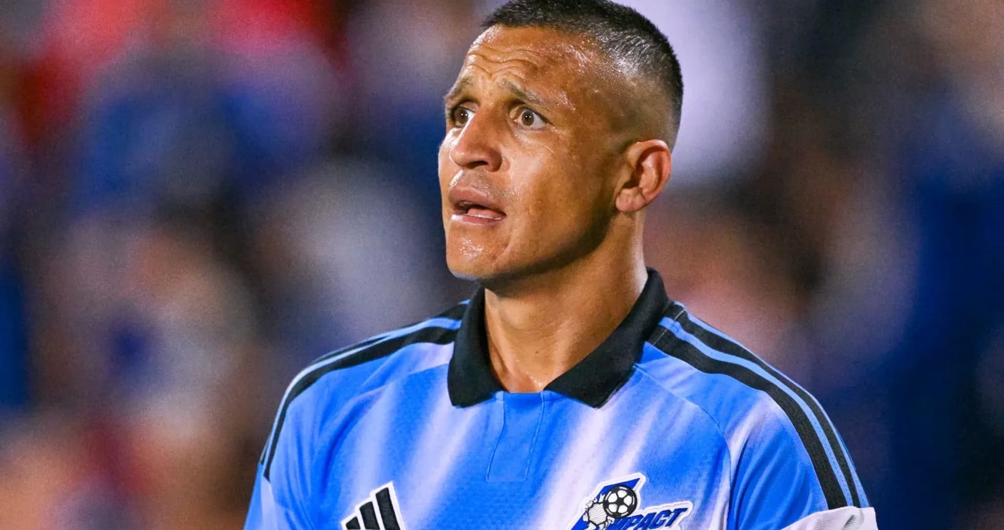Arbitre en tenue de l'Impact de Montréal sur le terrain Arbitre en tenue de l'Impact de Montréal sur le terrain