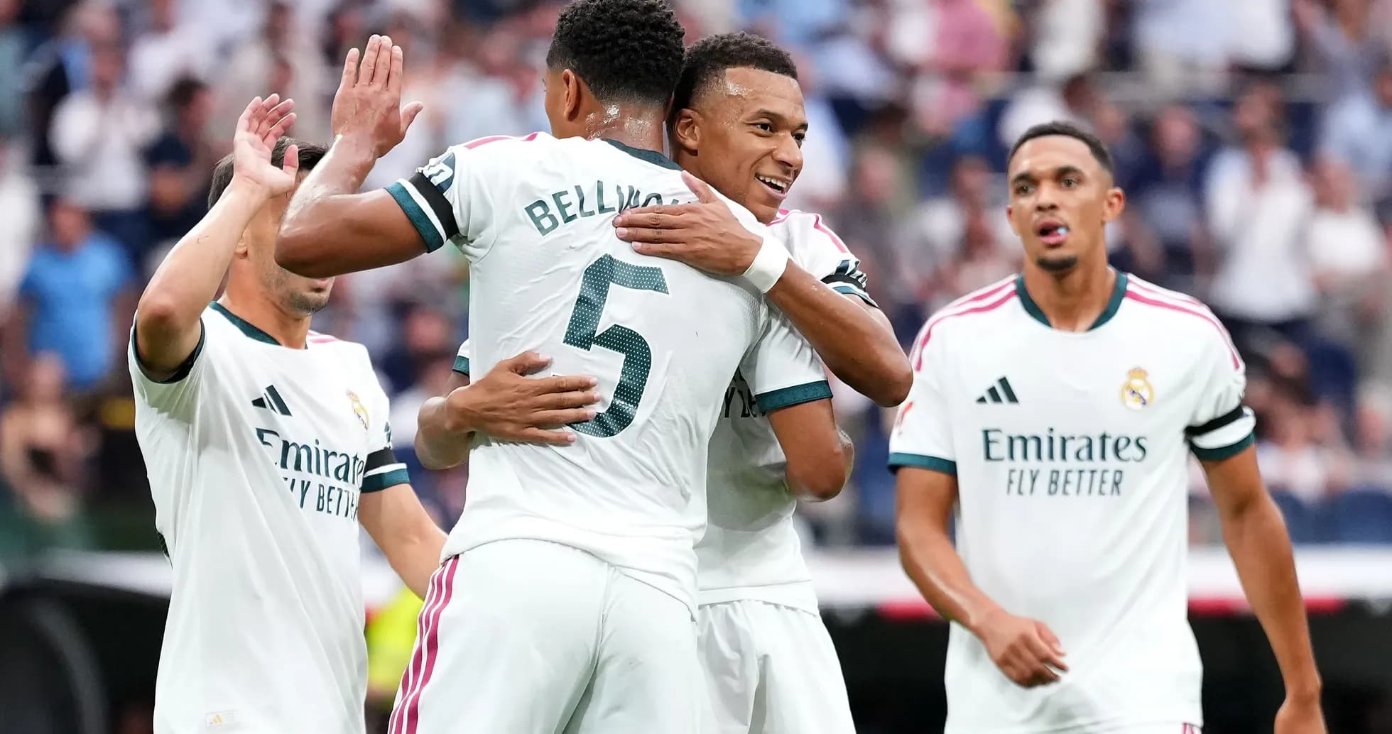 Joueurs du Real Madrid célébrant un but ensemble Joueurs du Real Madrid célébrant un but ensemble