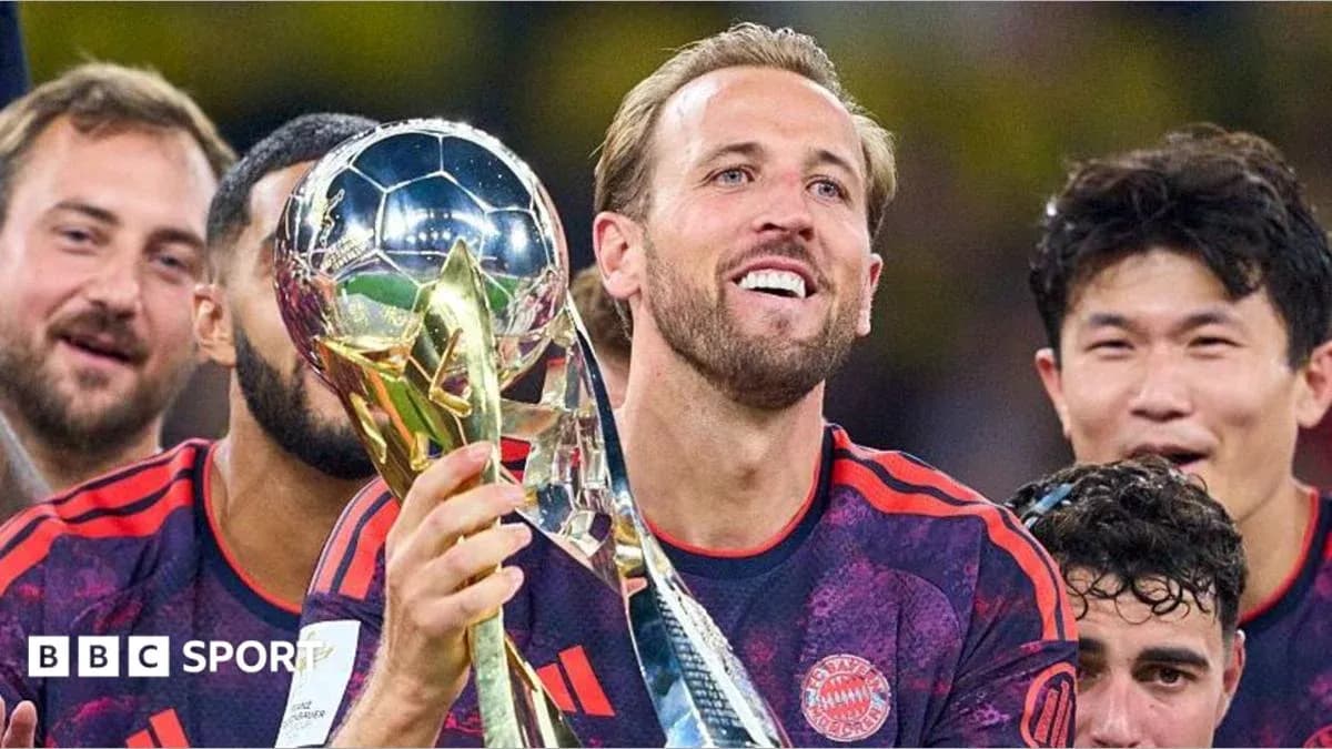 Joueur de Bayern Munich levant le trophée de victoire Joueur de Bayern Munich levant le trophée de victoire