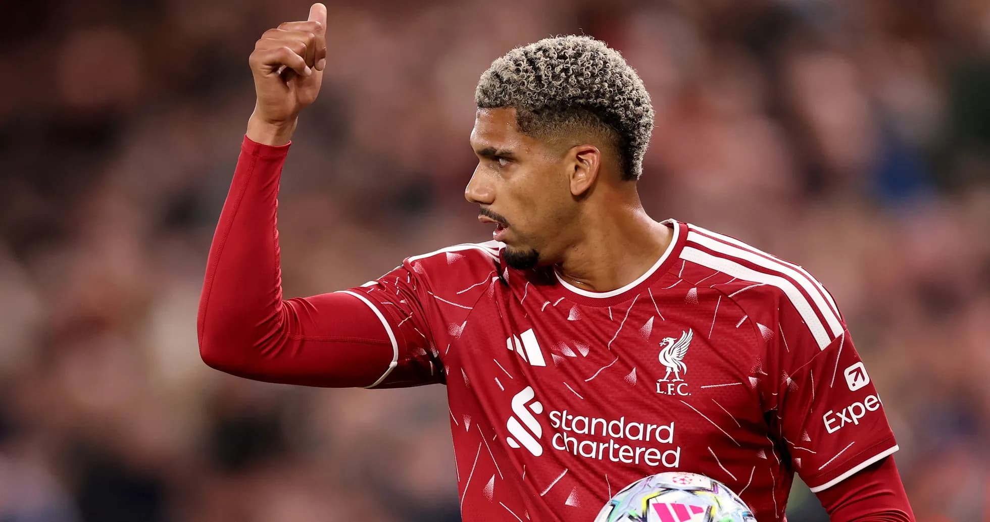 Joueur de Liverpool levant le pouce pendant le match Joueur de Liverpool levant le pouce pendant le match