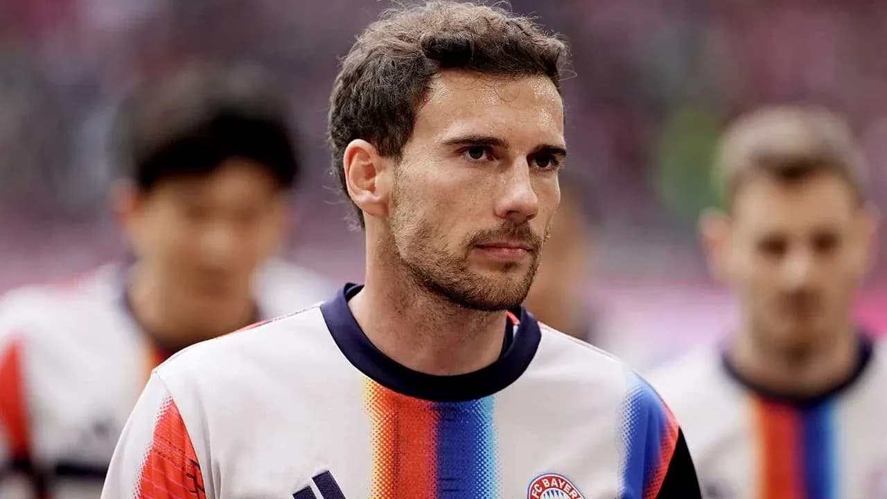 Joueur de Bayern Munich marchant avant le match Joueur de Bayern Munich marchant avant le match