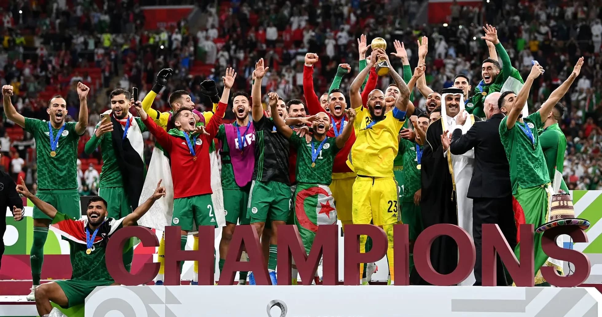 Équipe d'Algérie célébrant la victoire au championnat Équipe d'Algérie célébrant la victoire au championnat