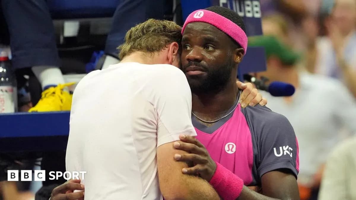 Deux joueurs se réconfortant après un match de tennis Deux joueurs se réconfortant après un match de tennis