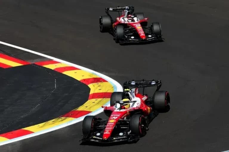 Deux voitures Ferrari en virage sur circuit Deux voitures Ferrari en virage sur circuit