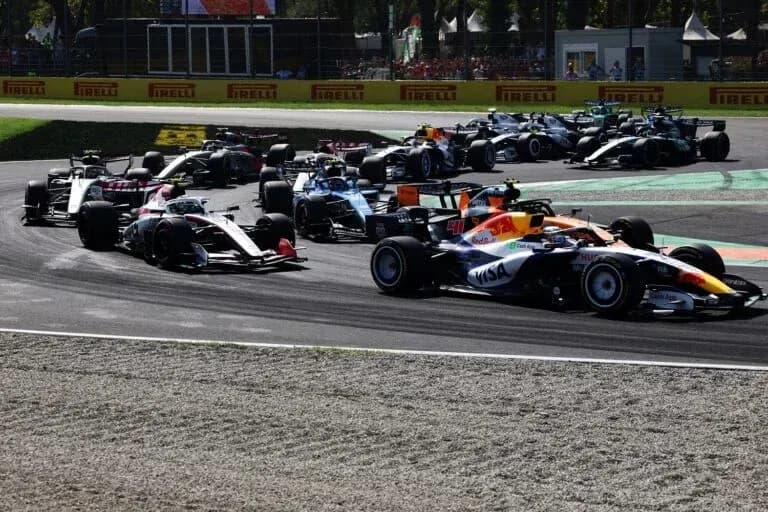 Voitures de F1 en course sur circuit Voitures de F1 en course sur circuit