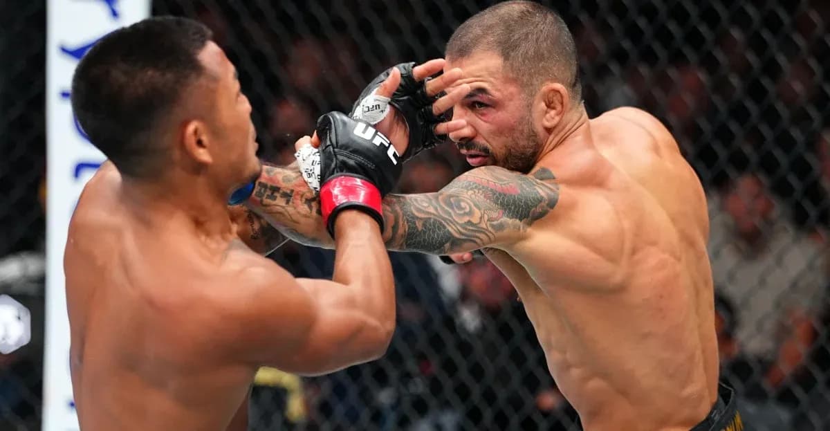 Deux combattants s'affrontant lors d'un match de MMA Deux combattants s'affrontant lors d'un match de MMA