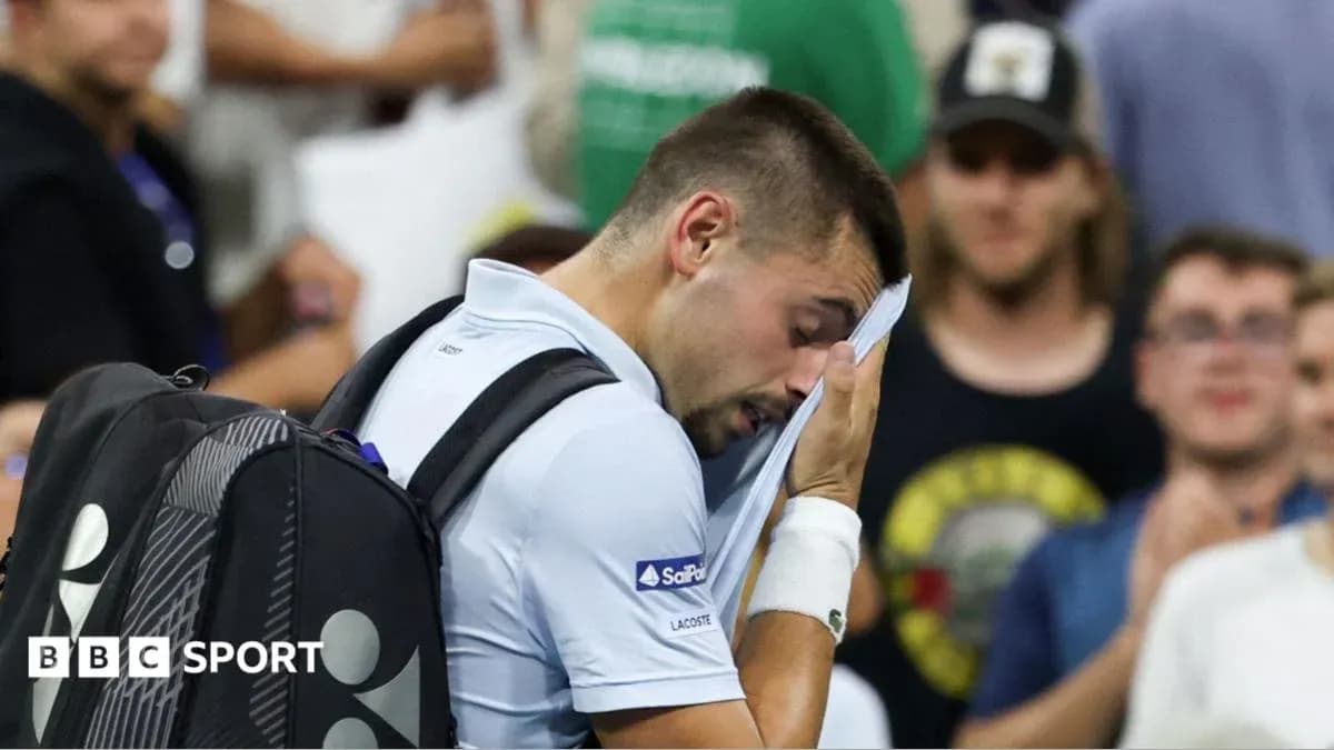 Joueur de tennis s'essuyant le visage après un match Joueur de tennis s'essuyant le visage après un match