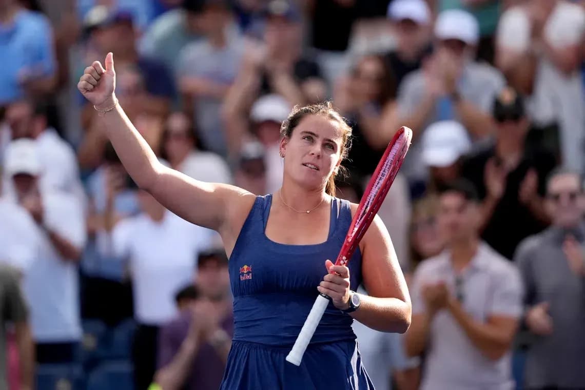 Joueuse de tennis saluant le public après un match Joueuse de tennis saluant le public après un match