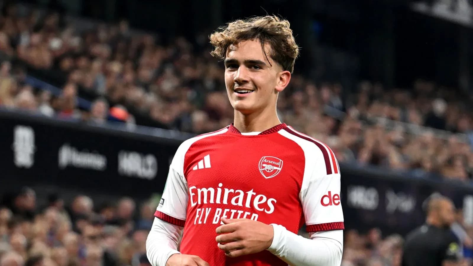 Joueur d'Arsenal souriant sur le terrain Joueur d'Arsenal souriant sur le terrain