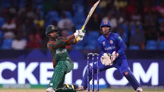 Joueur bangladais frappant la balle lors du match Joueur bangladais frappant la balle lors du match