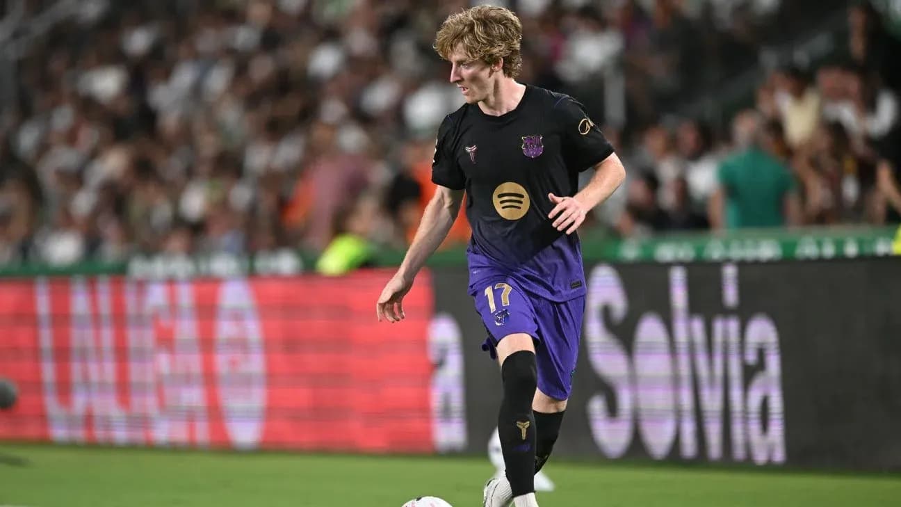 Joueur dribblant avec le ballon sur le terrain Joueur dribblant avec le ballon sur le terrain