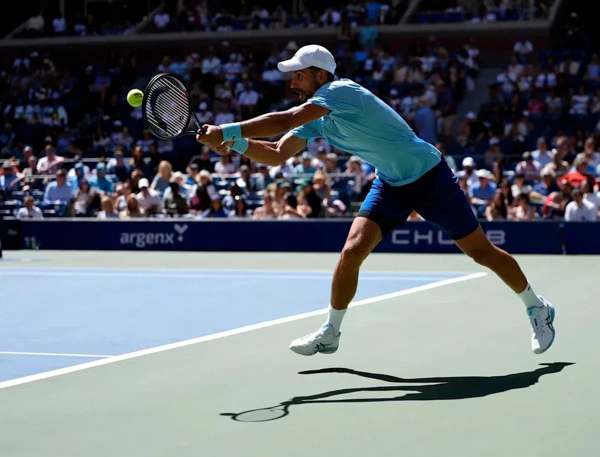 Joueur de tennis effectuant un coup en plein match Joueur de tennis effectuant un coup en plein match