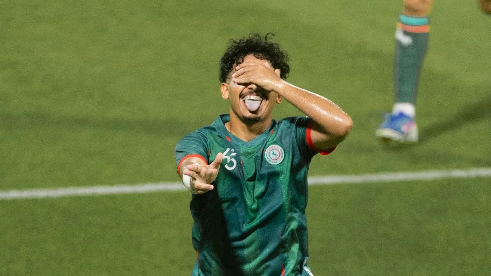 Joueur célébrant avec un geste après un but Joueur célébrant avec un geste après un but