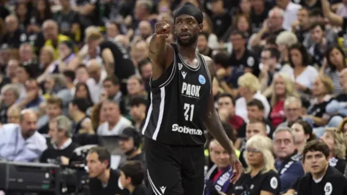 Joueur de basket montrant le public lors du match Joueur de basket montrant le public lors du match