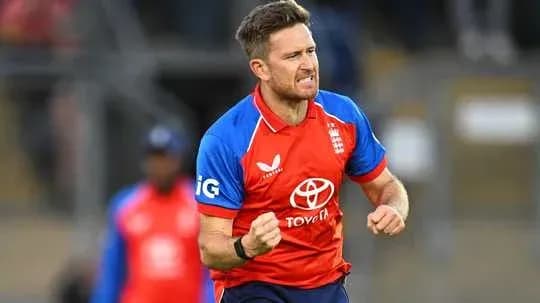 Joueur anglais célébrant une prise de wicket Joueur anglais célébrant une prise de wicket
